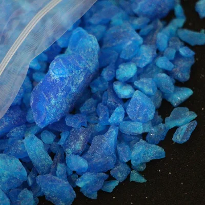 Linea di produttori cinesi CuSo4.5H2O Solfato di rame Blue Crystal Stone in vendita