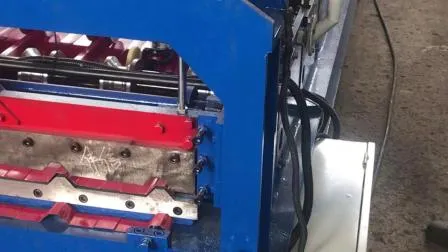 Macchina per la formatura di tegole per tetti e altri scopi